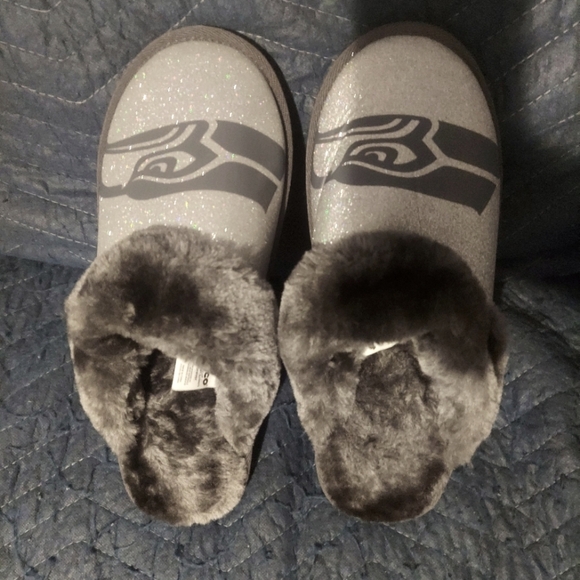 FOCO Womens NFL Team Logo Silver/Grey Glitter Moccasins/Slipper-Seattle Seahawks - Picture 1 of 7
